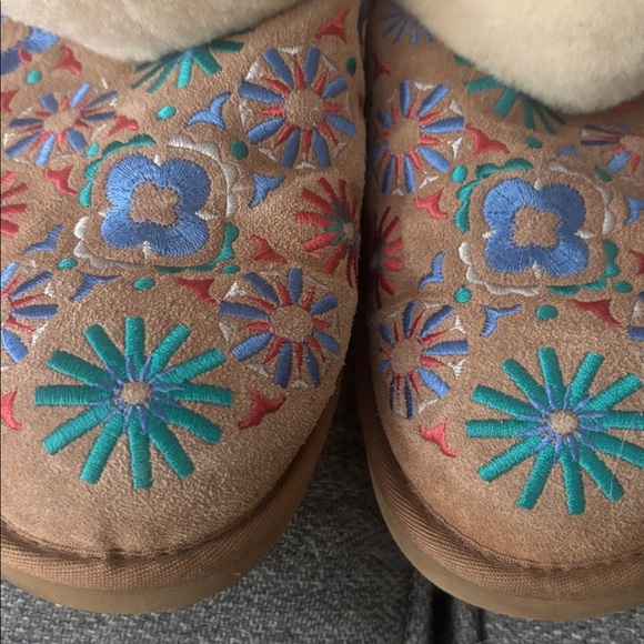 UGG Shearling Boots with Colorful Embroidery - Picture 4 of 4